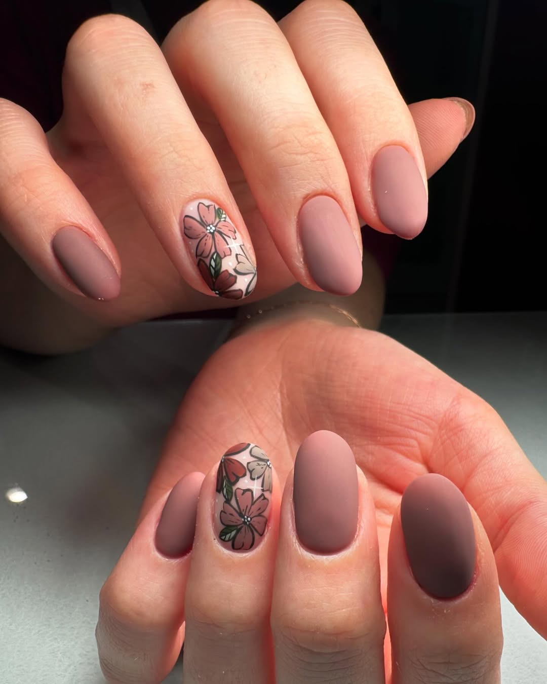 manucure automne mate couleur mocha mousse avec nail art floral
