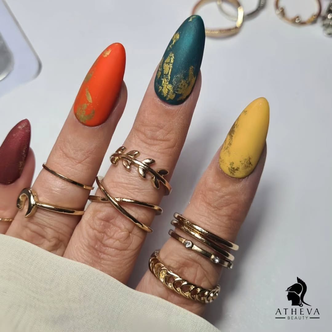 manucure automne mate déclinée dans des couleurs automnales avec nail art dorée