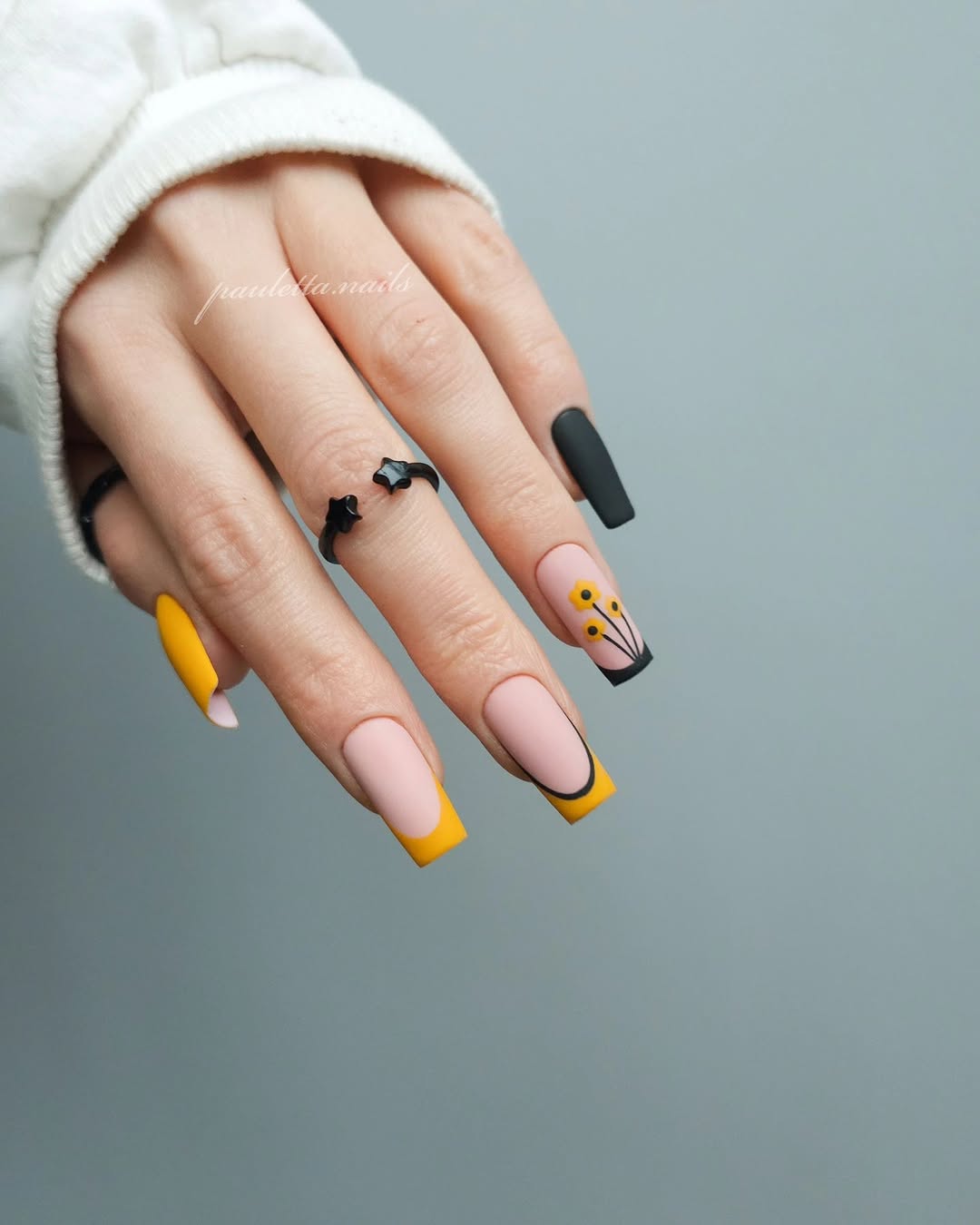 manucure french mate pour l'automne en jaune avec nail art foral