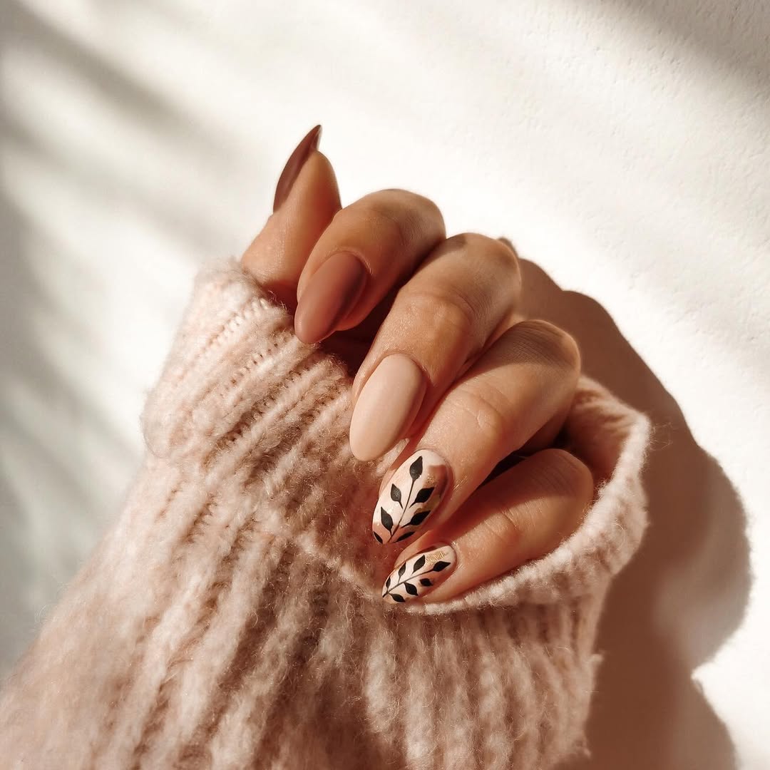 manucure mate automne en beige et marron avec nail art feuilles