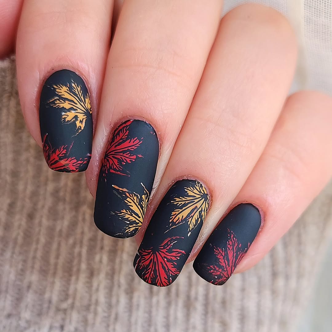 manucure noir mat avec nail art feuilles d'automne