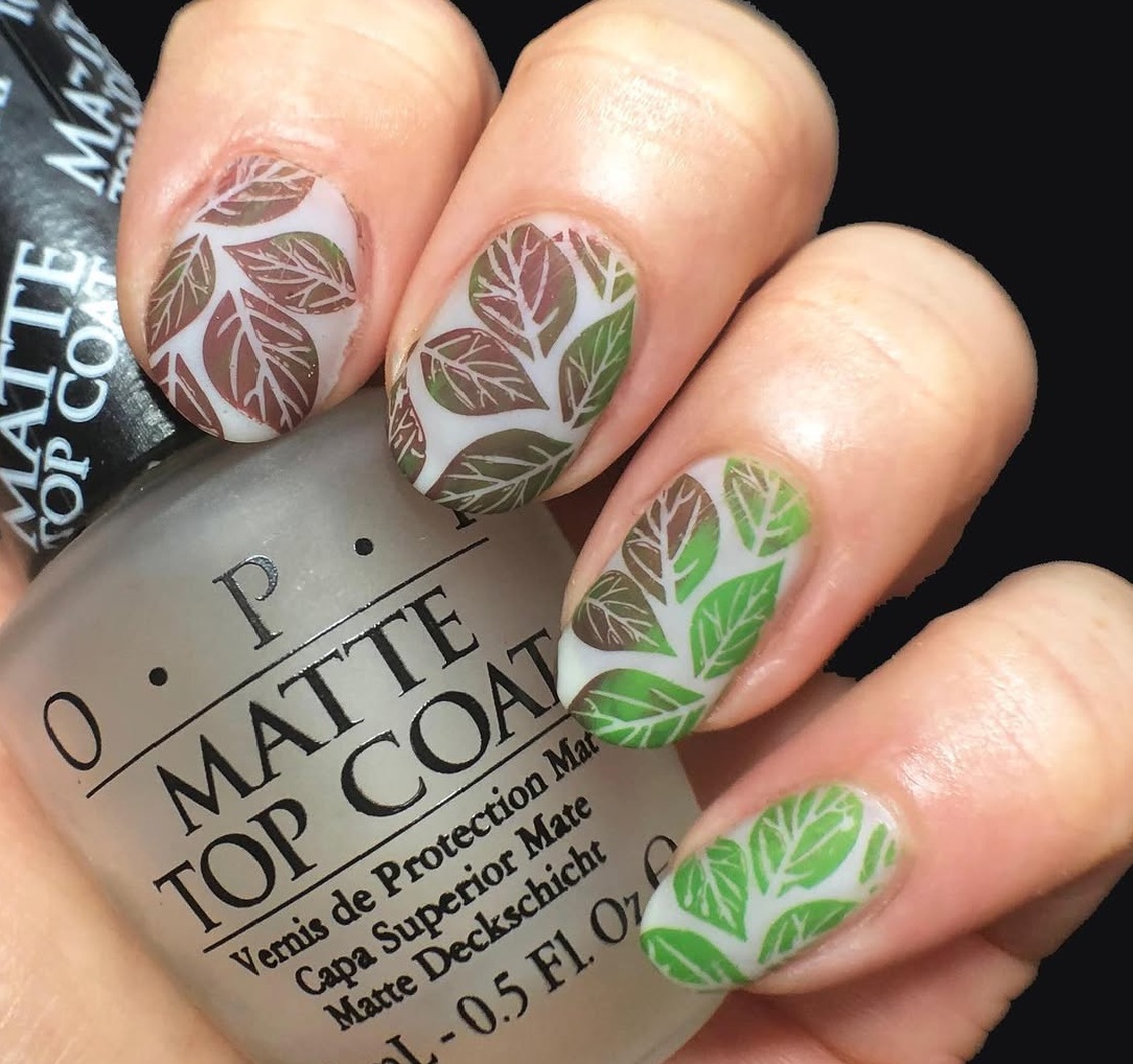 nail art feuilles d'automne sur ongles blanc mat