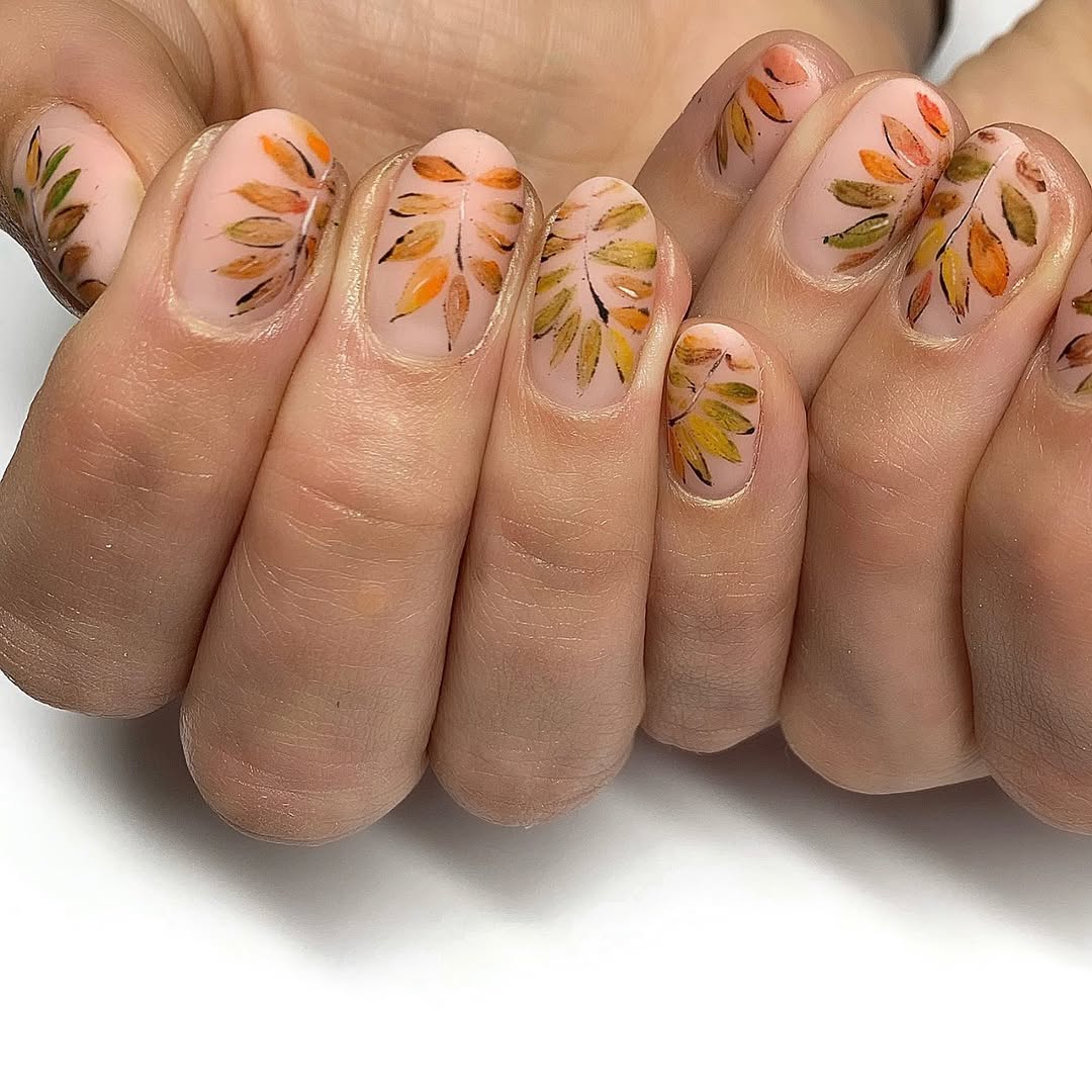 nail art feuilles d'automne sur ongles nude mats