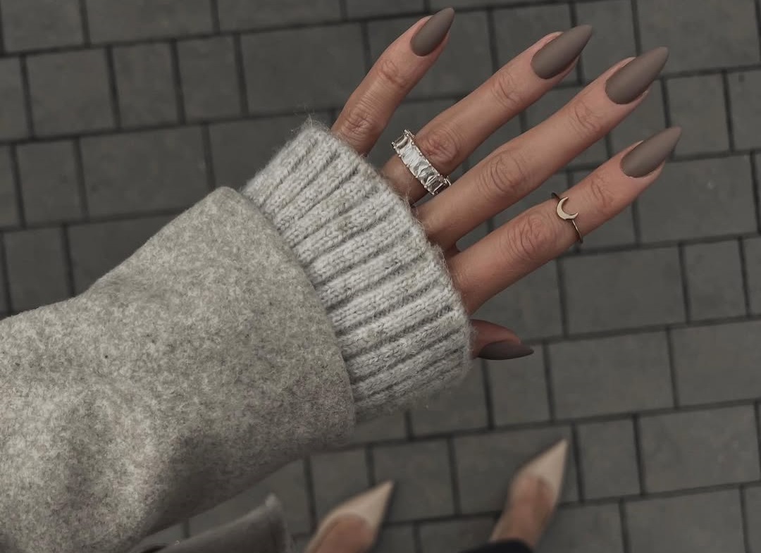 ongles marron mat-manucure automne tendance