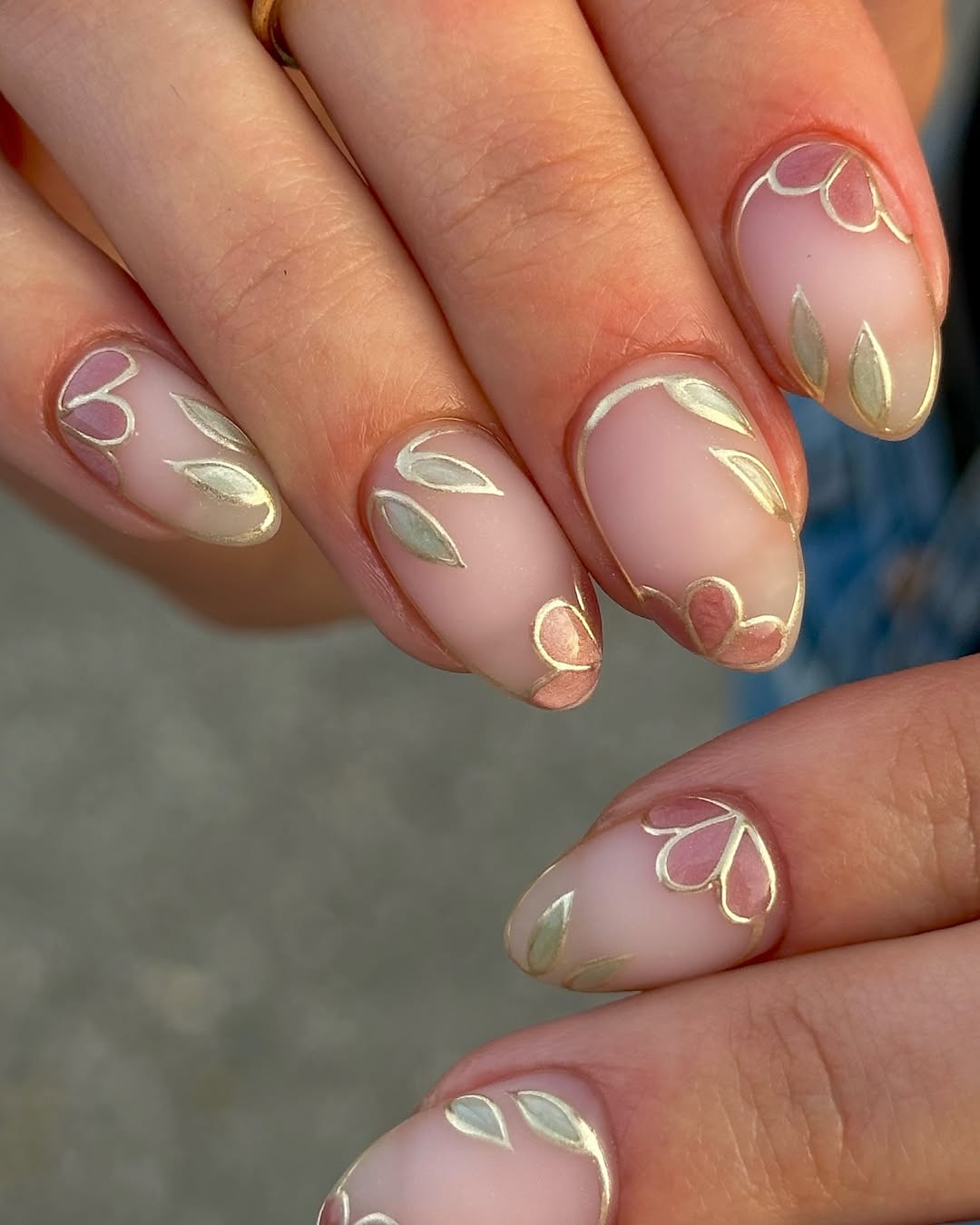 ongles nude mats avec nail art floral délicat