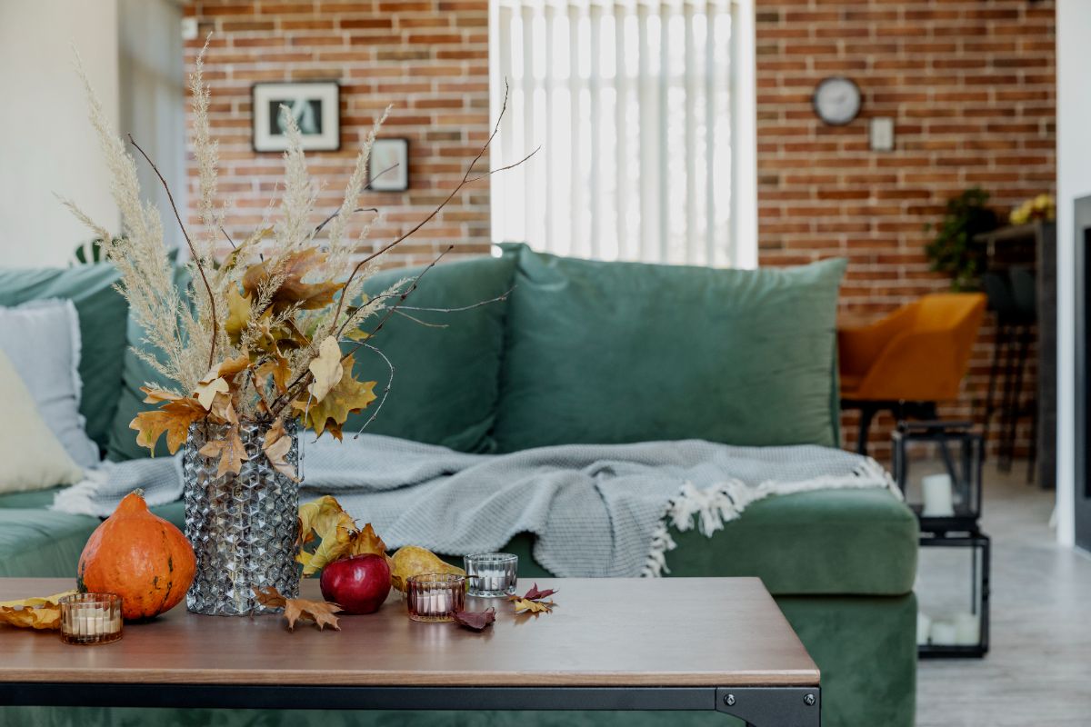 oser le canapé en velours pour aménager un salon automne confortable et durable