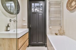 privilégier une baignoire droite dans une petite salle de bain contemporaine