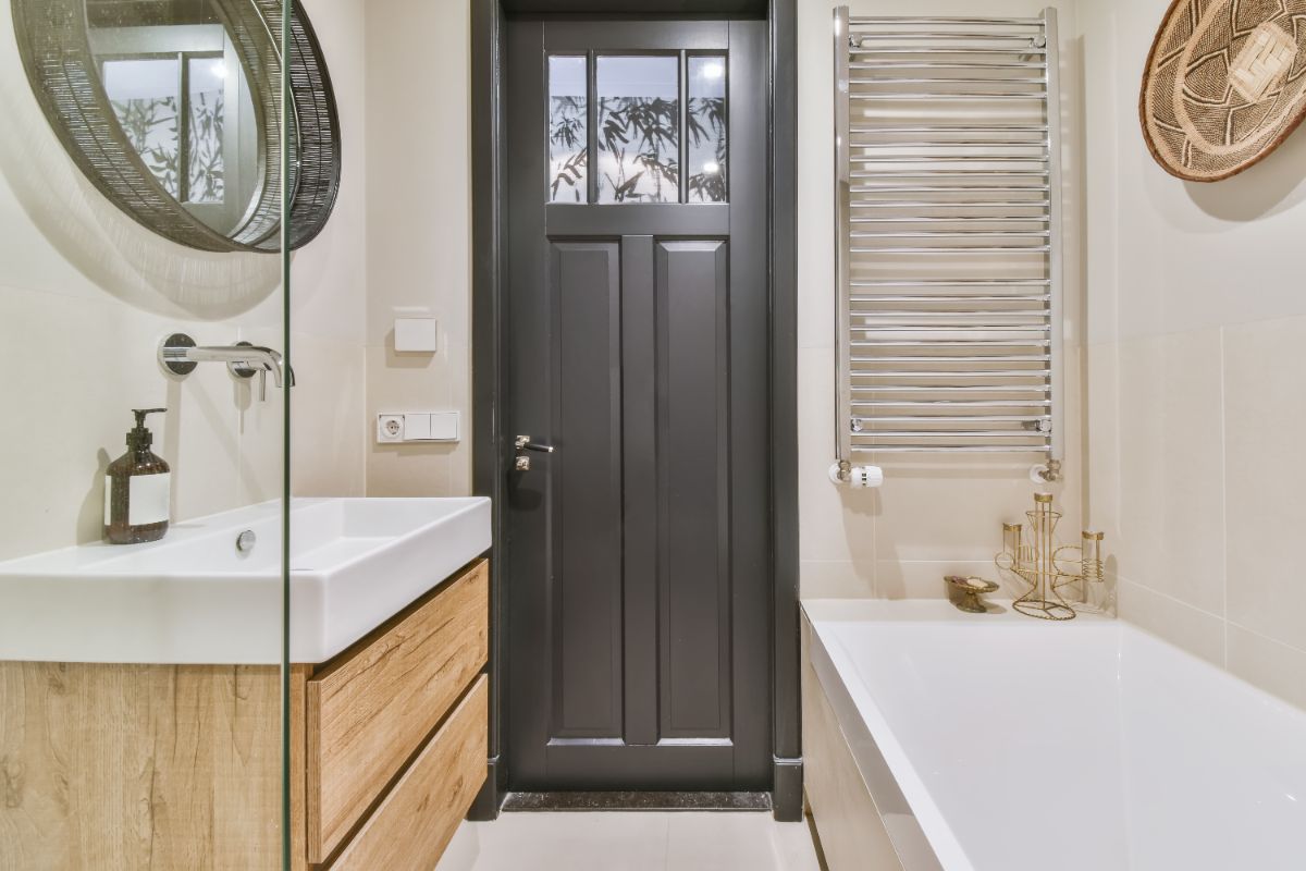 privilégier une baignoire droite dans une petite salle de bain contemporaine