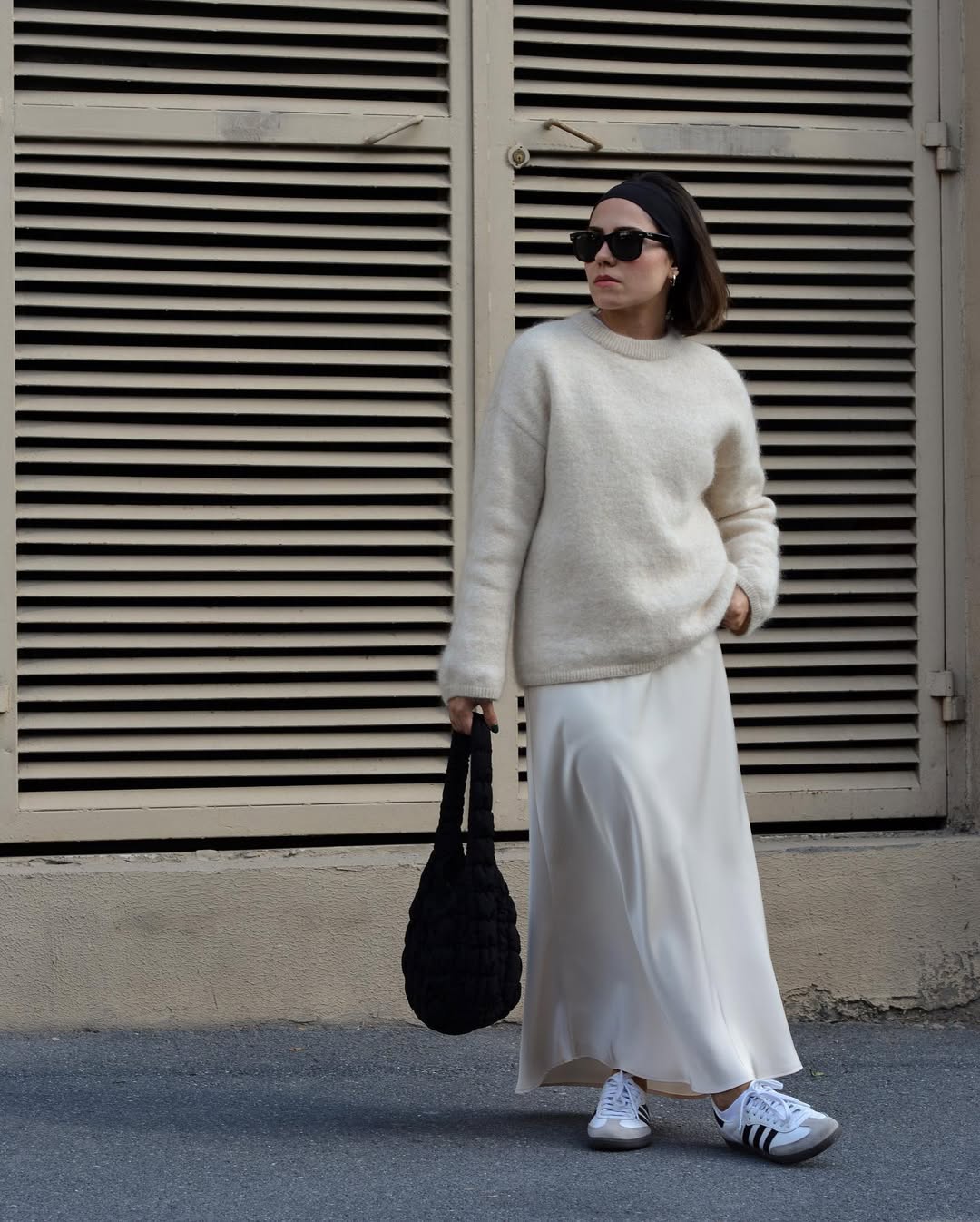 quelles chaussures porter avec une jupe en satin longue et un pull