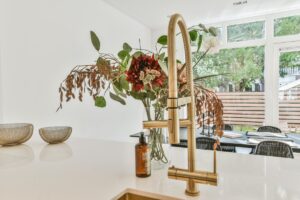 robinet avec douchette en laiton brossé-l'incontournable dans les cuisines contemporaines