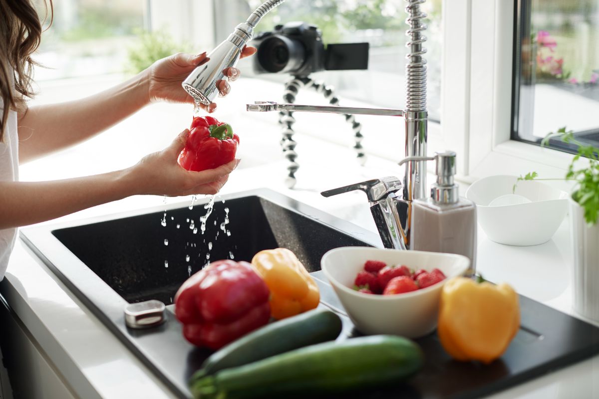 robinet de cuisine avec douchette-gain de temps et design élégant pour l'intérieur contemporain