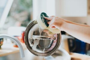 solutions pour nettoyer un plat en inox sans l'abîmer