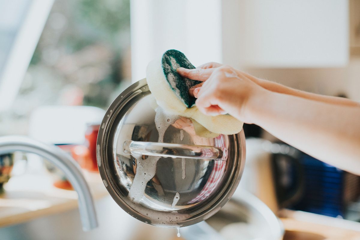 solutions pour nettoyer un plat en inox sans l'abîmer
