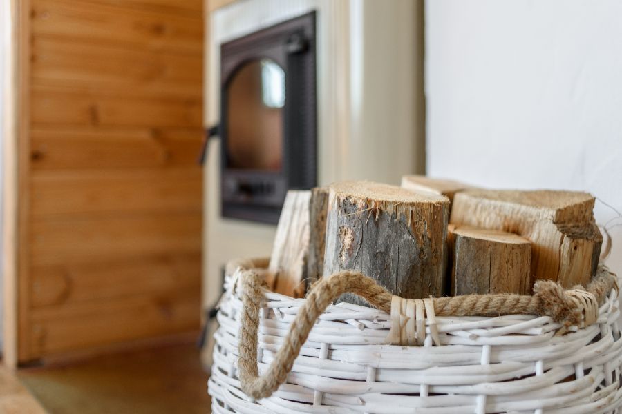 stockage bois en dehors de la maison contre les araignées