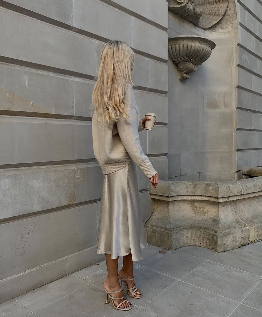 un look chic et cozy pour la rentrée-jupe en satin champagne avec un pull beige