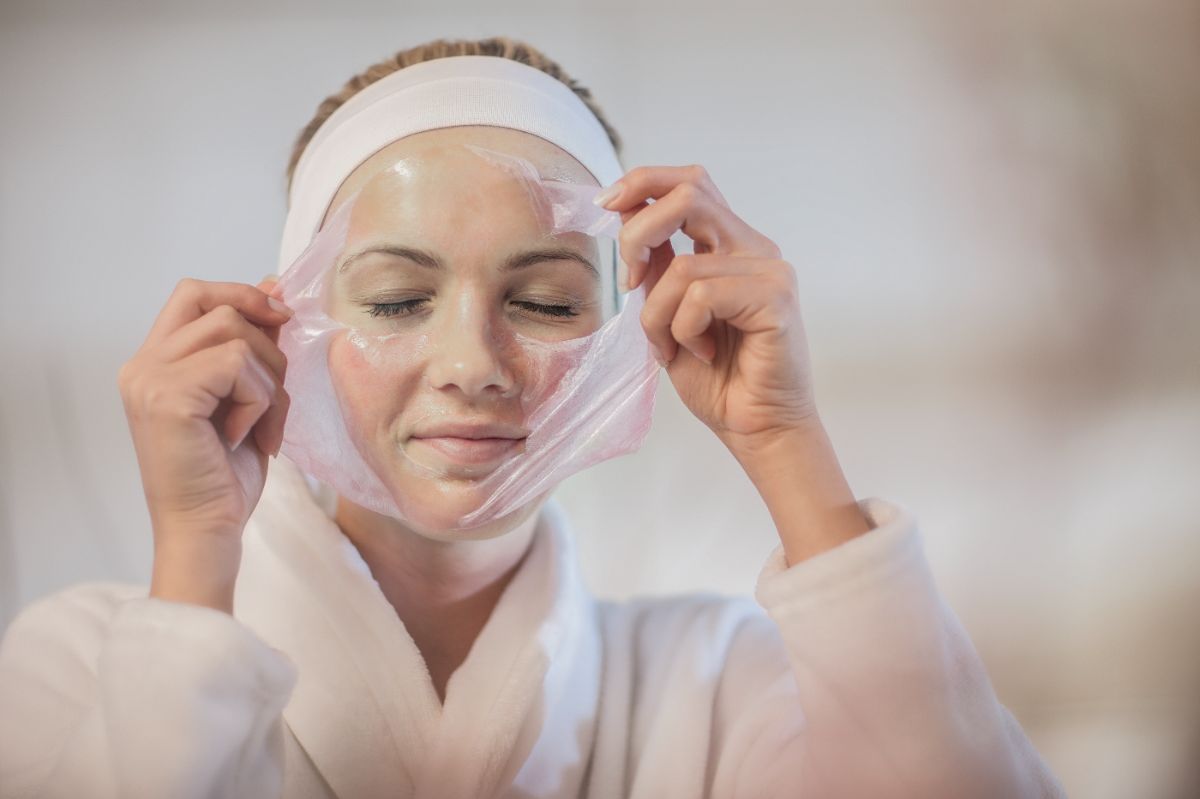 un masque hydratant est parmi les soins après soin nécessaires pour reconstituer la barrière cutanée