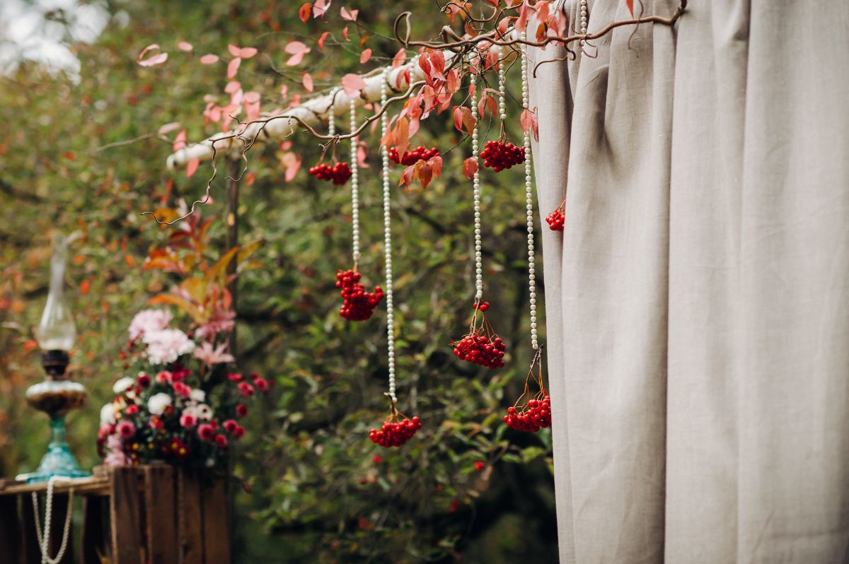 une idée de déco automne originale à faire soi-même-mobile naturel à base de baies rouges et branches