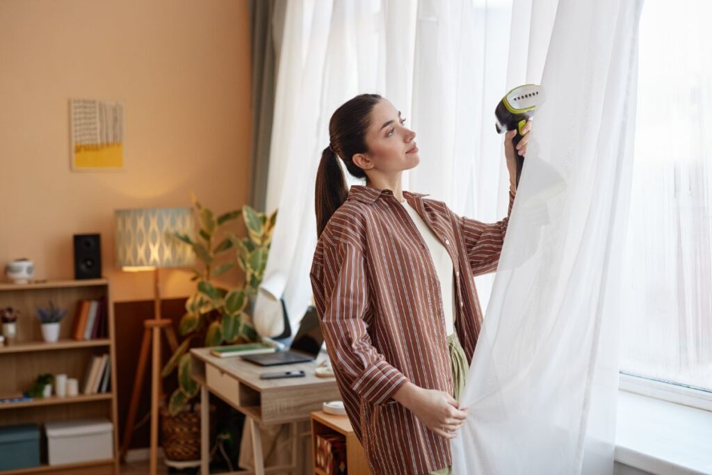 utiliser un aspirateur pour nettoyer des rideaux sans les décrocher