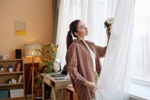 utiliser un aspirateur pour nettoyer des rideaux sans les décrocher