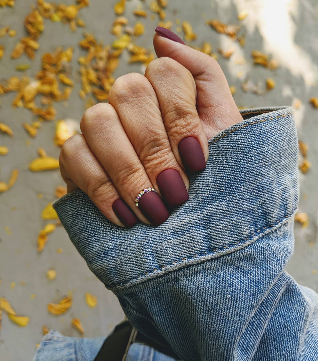 vernis à ongles bourgogne mat pour l'automne