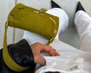 Accessoires chartreuse pour vos looks d’automne