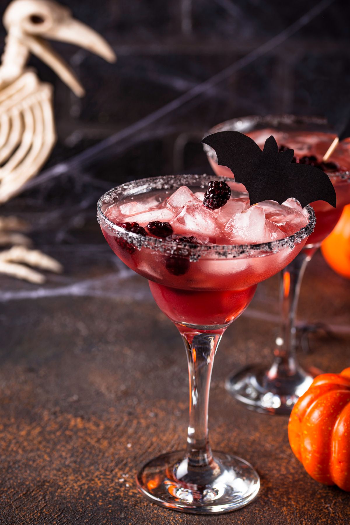 Boisson violette décorée de mûres noires dans un verre à Margarita