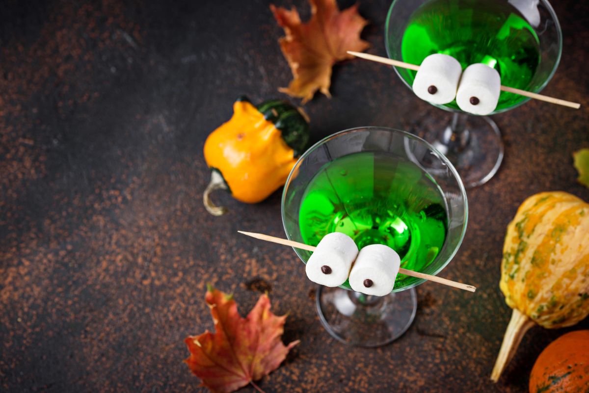 Cocktail vert aux yeux en guimauve