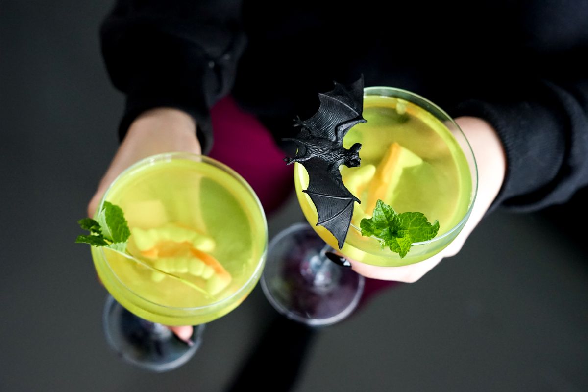 Cocktails néon décorés de bonbons gélifiés dents de vampire et chauves-souris