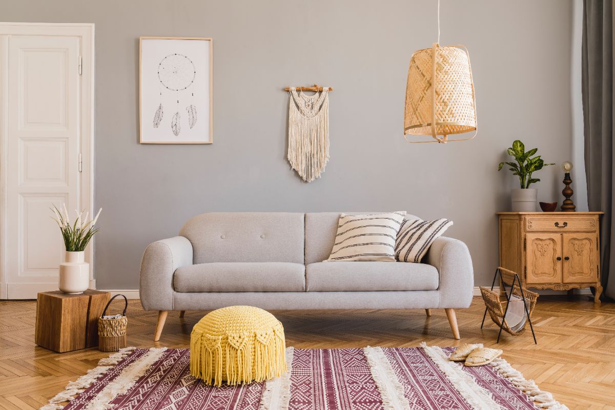 Comment mixer les styles et les matières intelligemment pour mettre en valeur le canapé scandinave