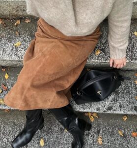 Jupe longue en suède la pièce chic et intemporelle à adopter cet automne
