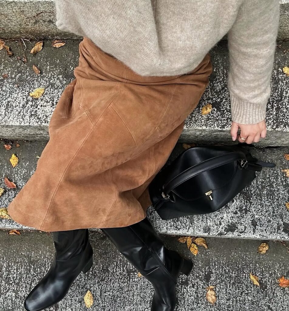 Jupe longue en suède la pièce chic et intemporelle à adopter cet automne