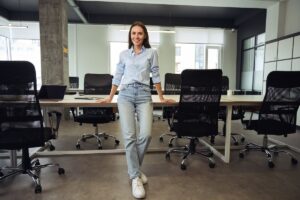 Le jean droit la coupe intemporelle du bureau