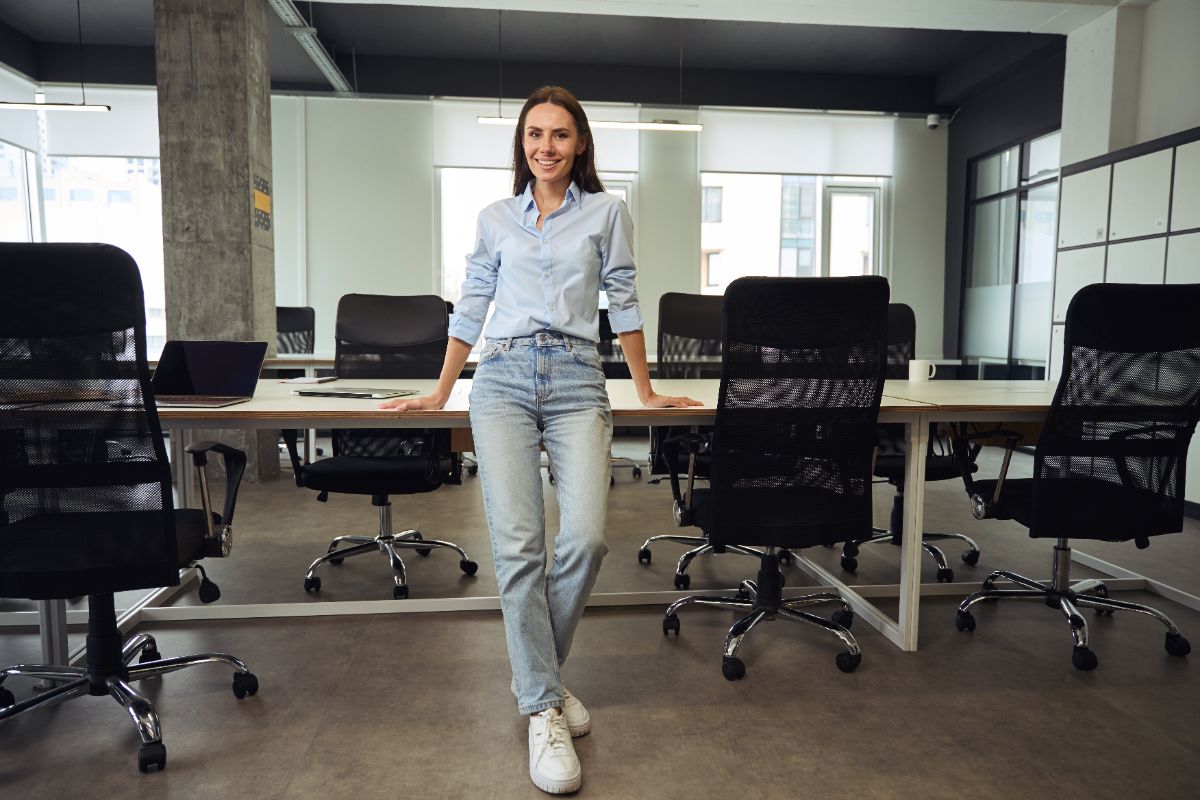 Le jean droit la coupe intemporelle du bureau