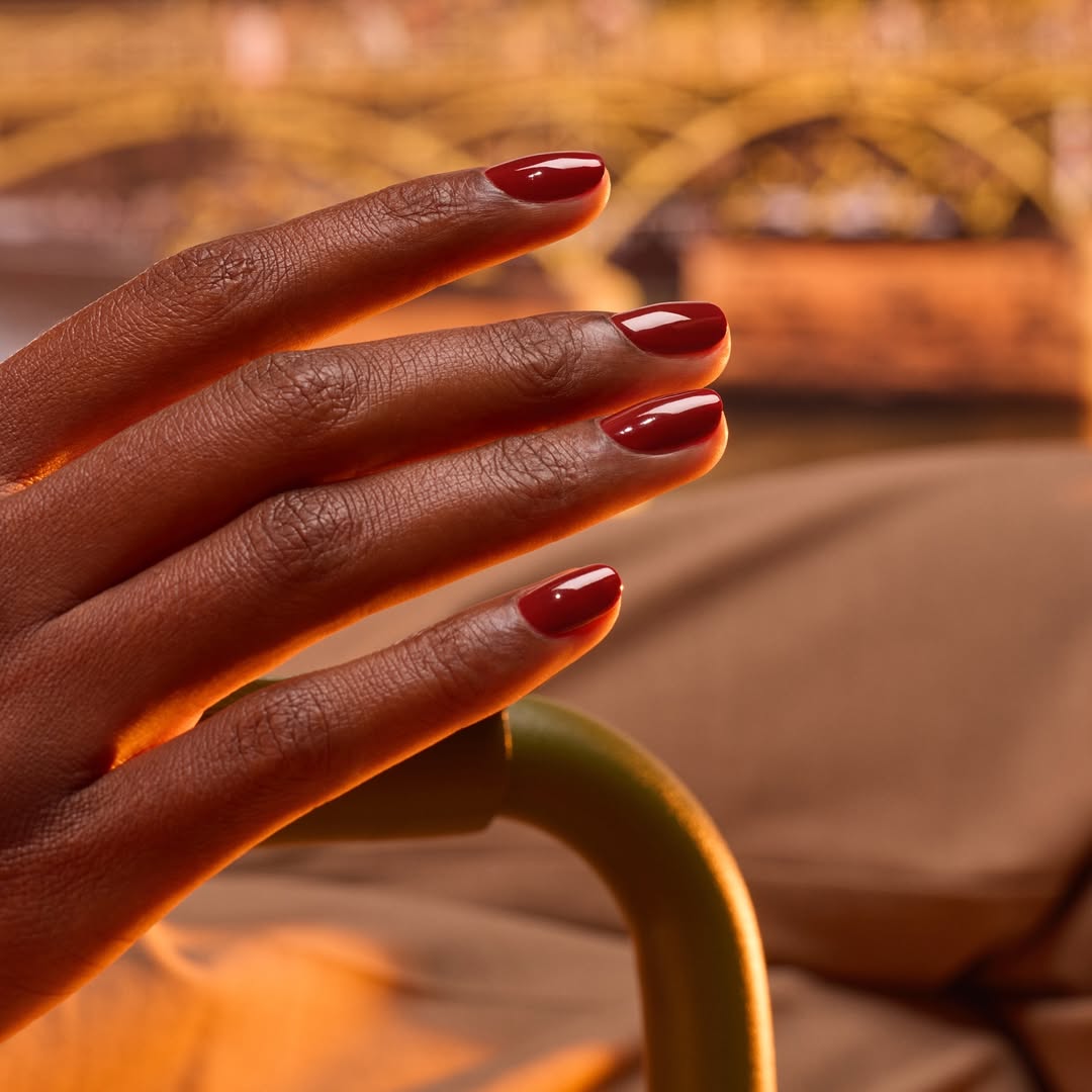 Le rouge intense et les tons vampy élégants pour s'offrir une manucure automne stylée et tendance