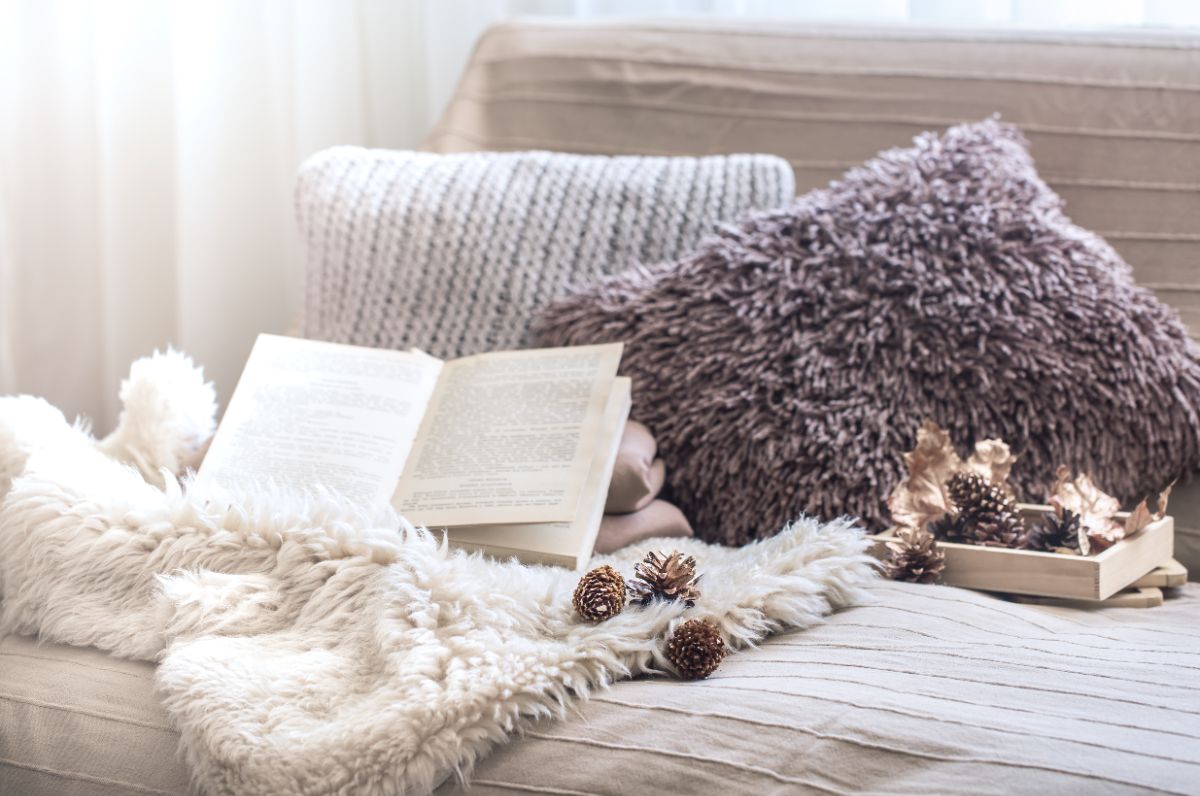 Multiplier les textiles doux et cocooning pour apporter plus de confort sensoriel à son coin de lecture