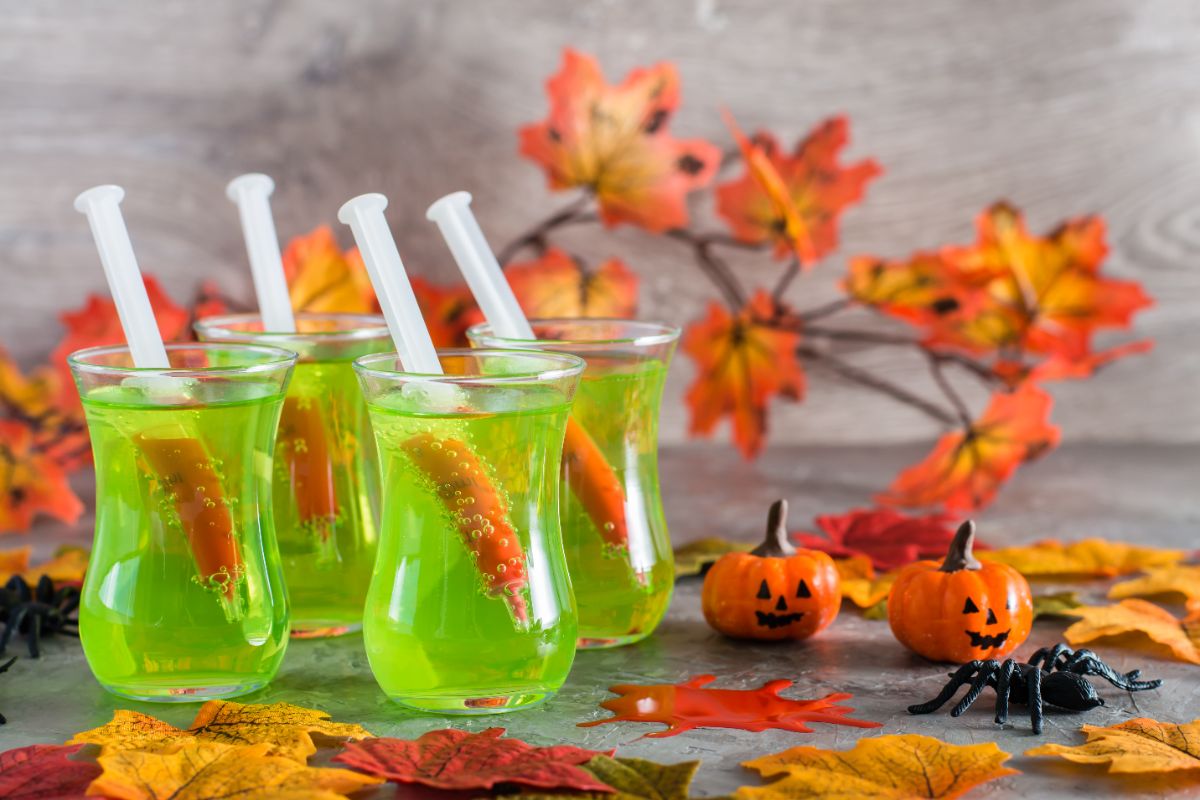 Seringues sanglantes dans des cocktails verts fluo