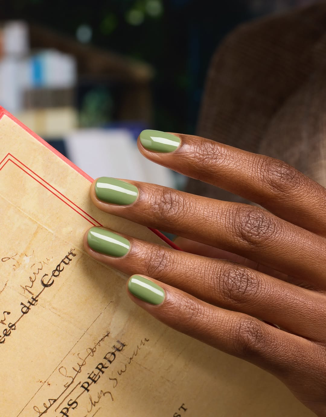 adopter le vernis couleur olive pour une manucure automnale osée et chic