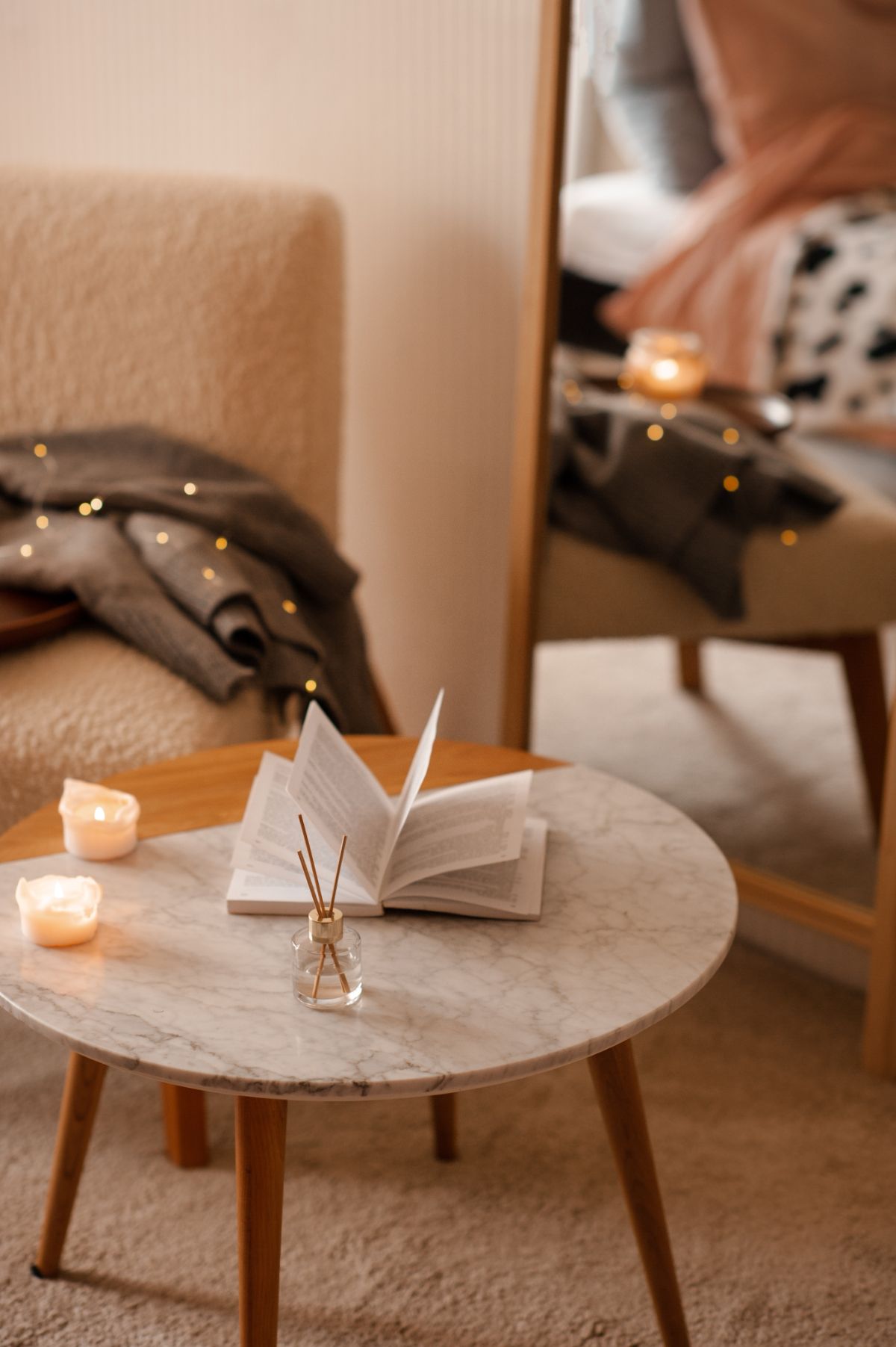 ajouter une petite table chic pour y poser une bougie parfumée lors de votre lecture
