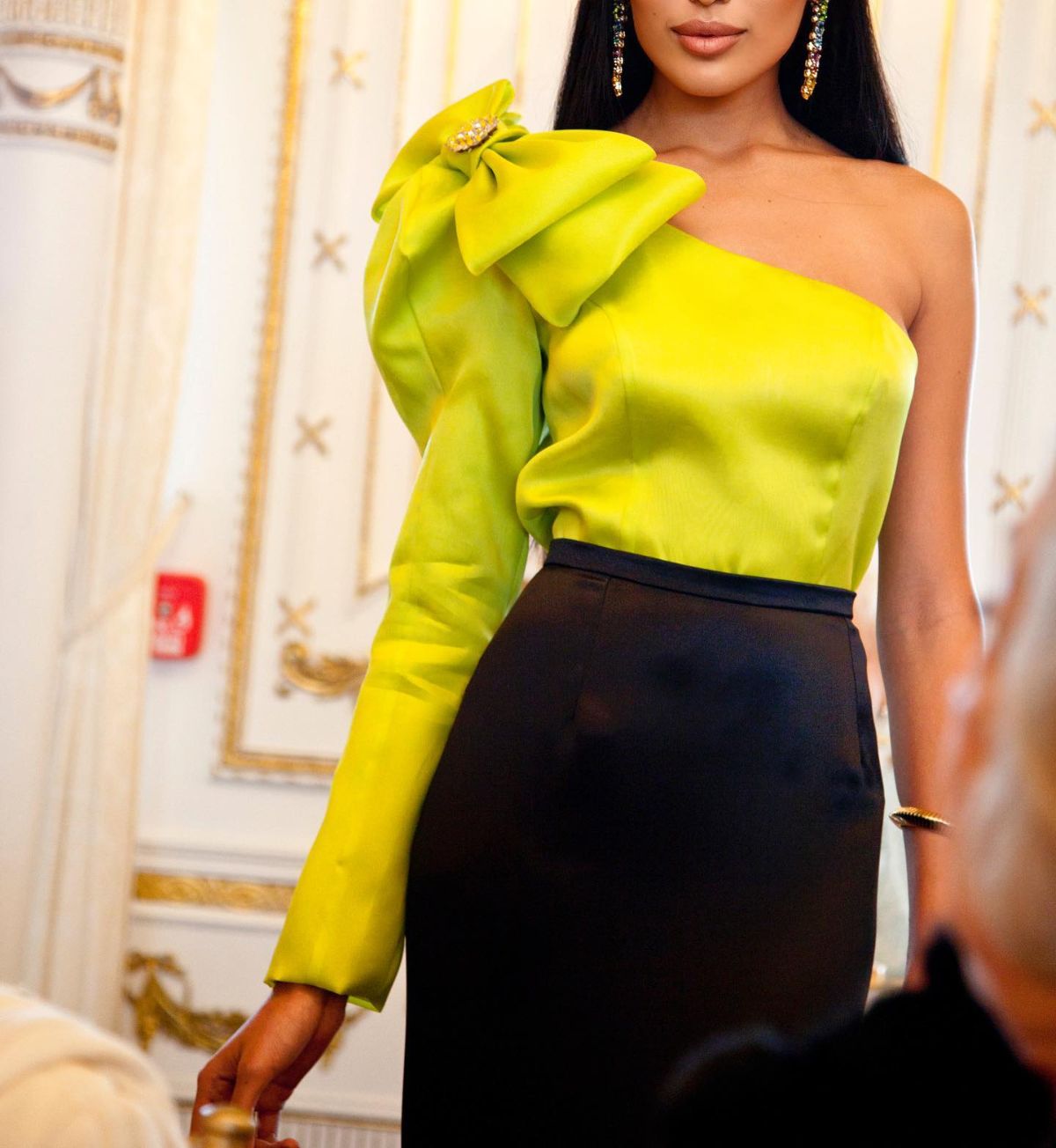 blouse chartreuse avec gros ruban et jupe crayon noire-look chic et tendance pour une occasion spéciale