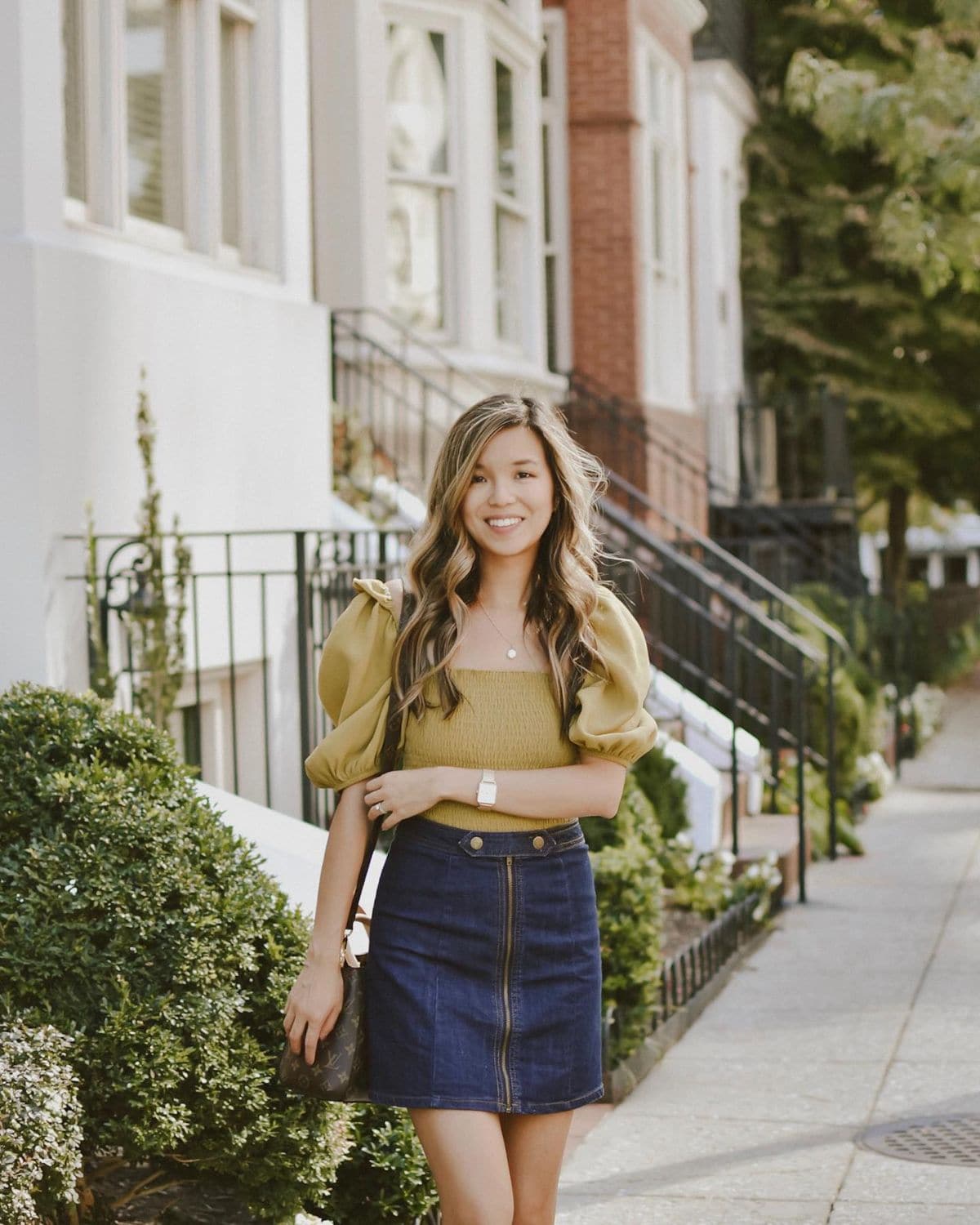 blouse couleur chartreuse féminine à porter avec une jupe en denim