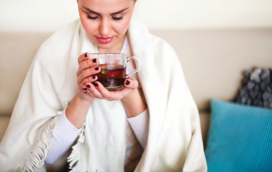 boire une tisane d'ail contre un coup de froid