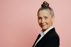 chignon anti-âge-le tiara bun est la coiffure tendance de l'automne pour les femmes entre 35 et 65 ans