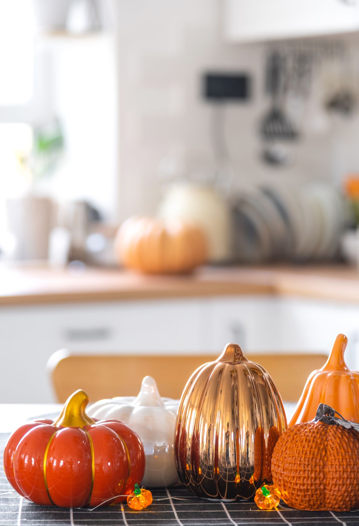 citrouilles décoratives de couleur cuivre orange et blanche en tant que déco de cuisine automnale