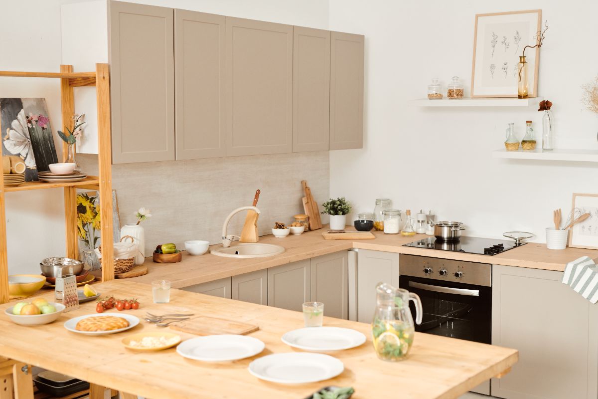 combiner teintes audacieuses et finitions neutres dans la cuisine tendance 2026