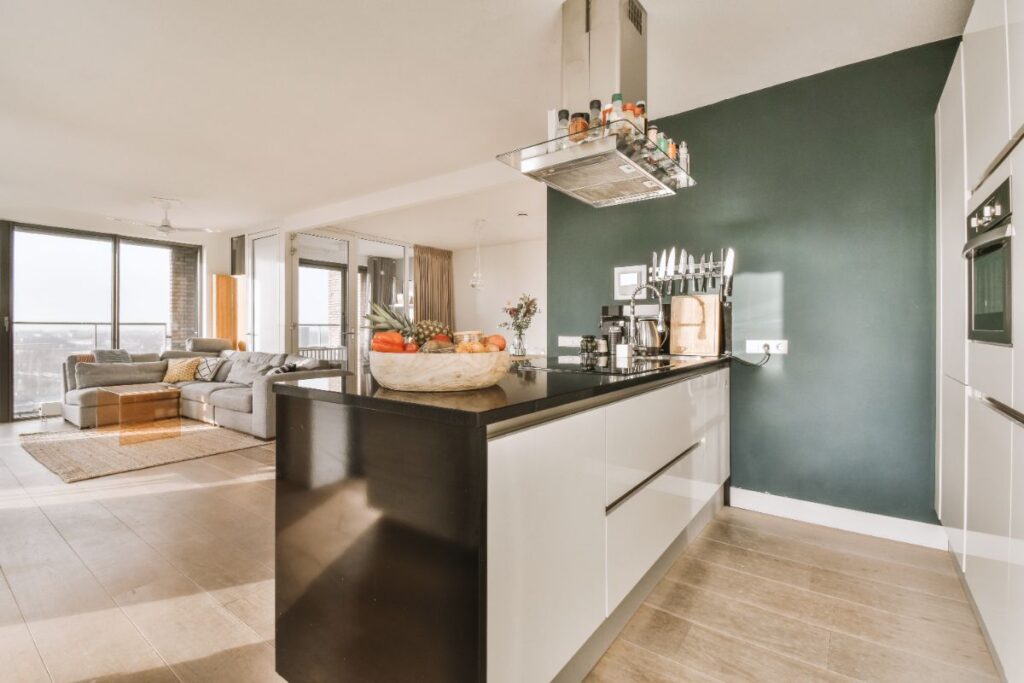 comment associer le vert foncé avec style dans l'intérieur contemporain