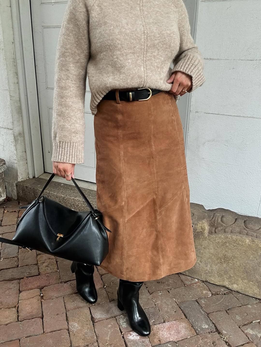comment bien porter la jupe longue en suède avec des bottes
