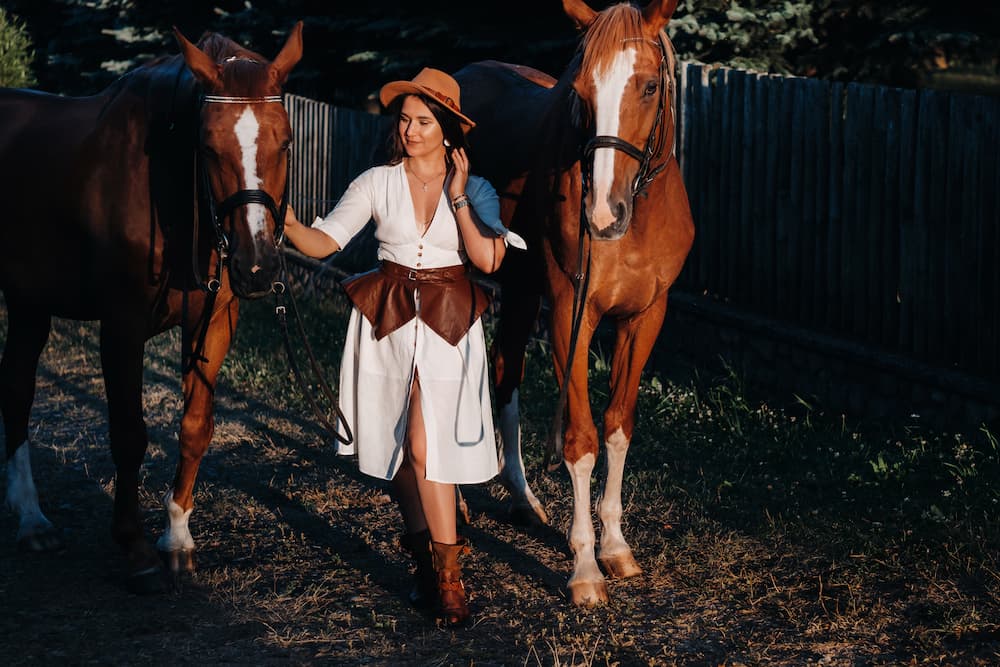 costume cowgirl halloween robe blanche à manches courtes avec fente sur le devant ceinture en cuir