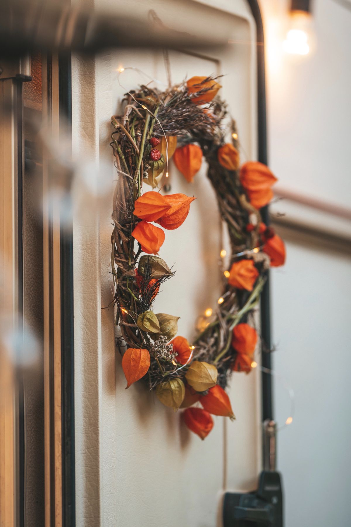couronne de porte automnale avec physalis et guirlande lumineuse