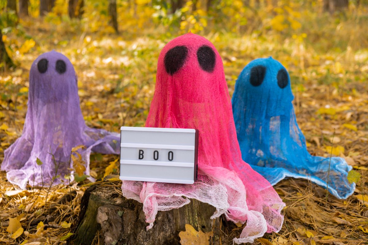 déco Halloween DIY-des ballons de baudruche détournés en fantômes colorés