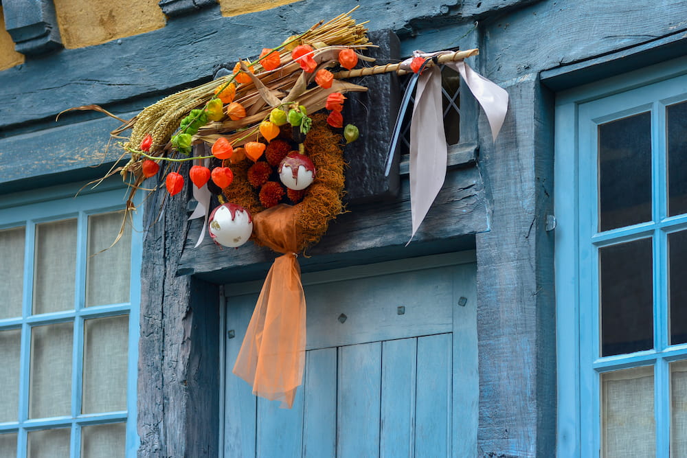 déco automnale naturelle pour porte d'entrée physalis